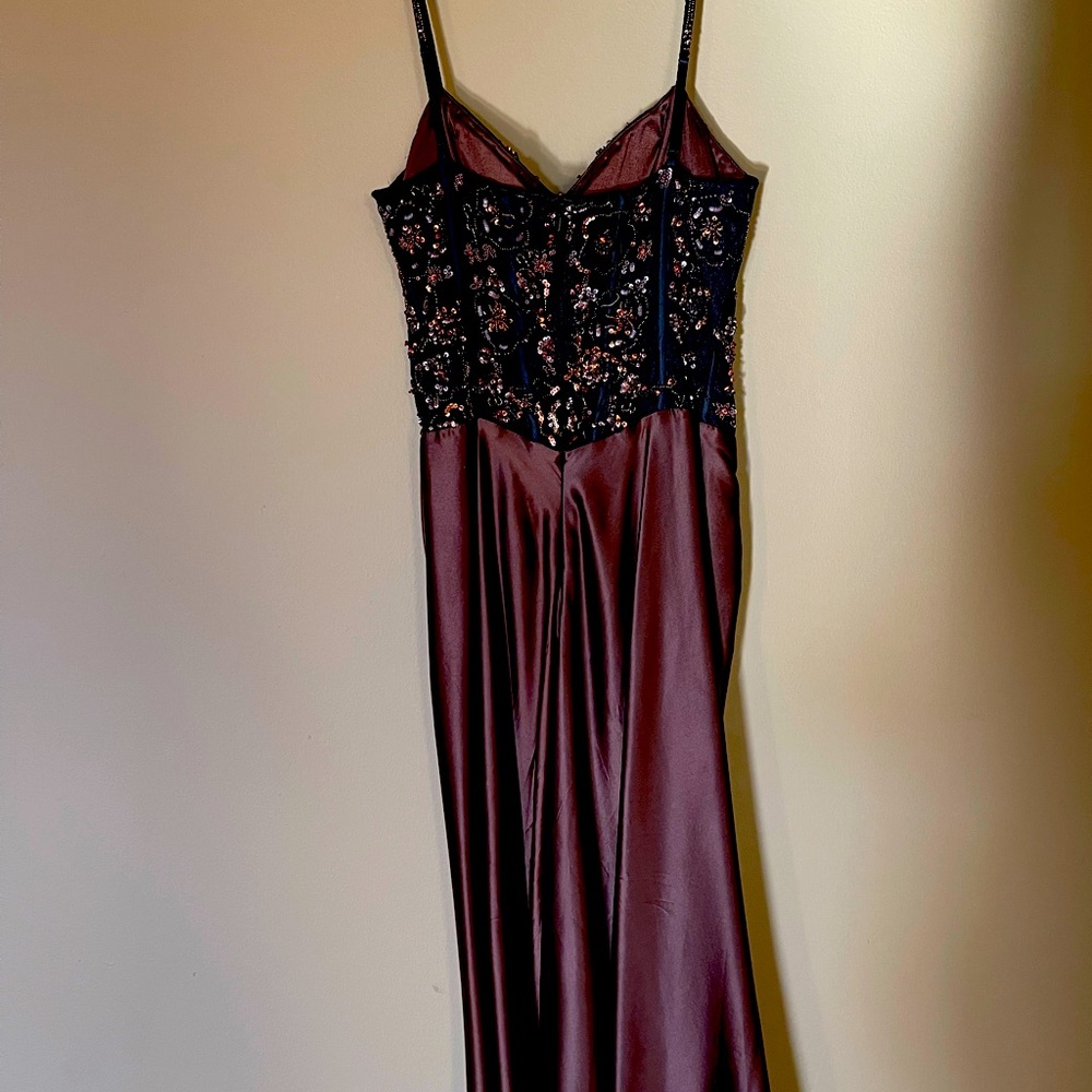 Sue Wong dress with built in bra,size 8, worn once at a formal occasion.